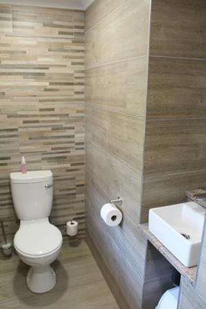 Badplaas, A Forever Resort: 6-Sleeper Log Cabin. 2 bedrooms (1 double, 2 single & 1 sleeper couch) 