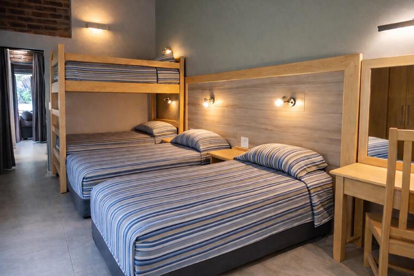 Badplaas, A Forever Resort: 10-Sleeper Guest House. 3 bedrooms (1 queen bed, 2 double beds, 2 single beds & bunker bed)