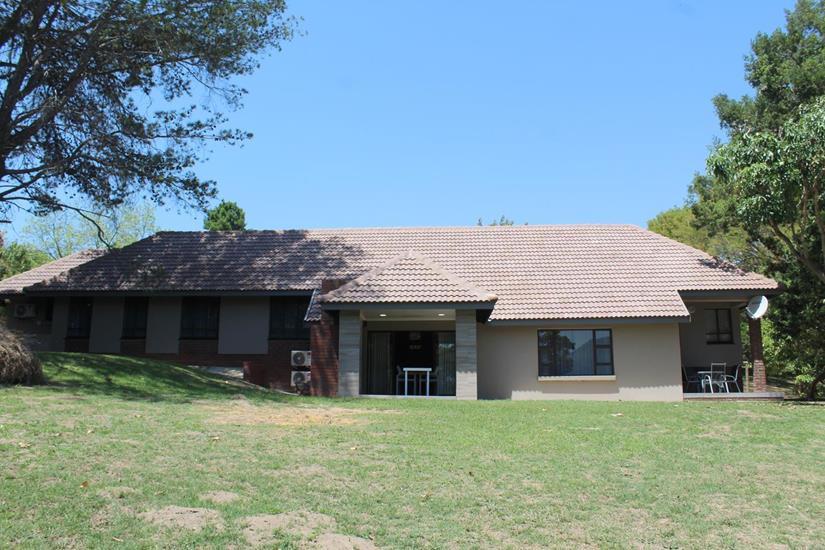 Badplaas, A Forever Resort: 10-Sleeper Guest House. 3 bedrooms (1 queen bed, 2 double beds, 2 single beds & bunker bed)